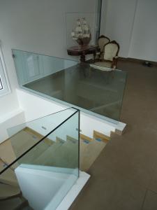 STAIRCASE SAFETY GLASS